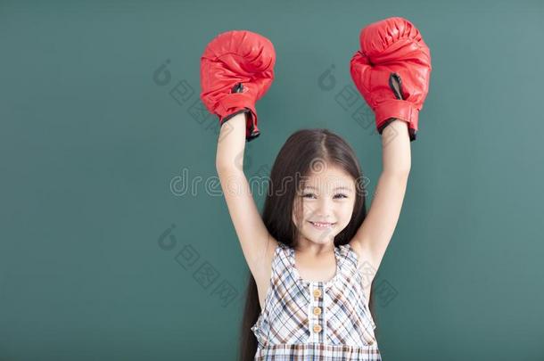 小的<strong>女孩</strong>和红色的拳击拳击手套台在之<strong>前黑板</strong>