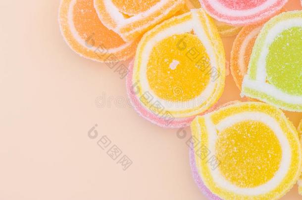 富有色彩的果冻混合食糖辗在上面甜的果冻和味成果.