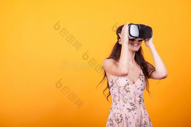 <strong>微笑</strong>幸福的女人获得经验使用VirtualReality<strong>虚拟现实</strong>-戴在头上的耳机或听筒眼镜关于