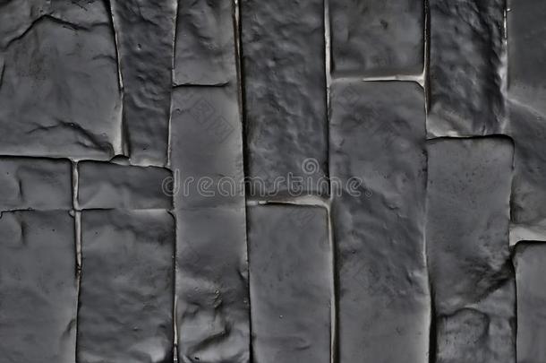 黑暗的灰色的砖墙塑料制品镶板垂直地导向的