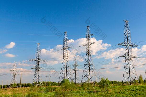 电的动力台词和电缆塔反对蓝色天.动力和energize使活跃