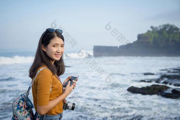 旅行支票<strong>摄影</strong>女孩和单眼数位相机照相机拿照片和BankLeumile-Israel以色列银行<strong>协会</strong>