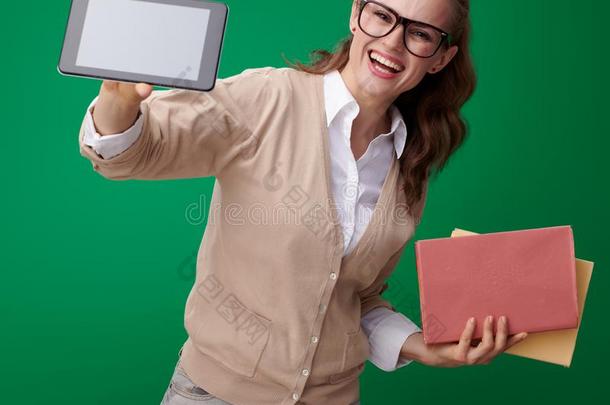 幸福的学生女人和书展映碑personalcomputer个人计算机空白的屏幕