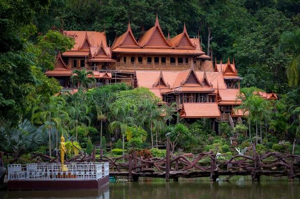 指已提到的人旅游关于文化关于泰国泰国或高棉的佛教寺或僧院三羟甲氨基甲烷山weightonnosegear前起落架承担的重量老的木