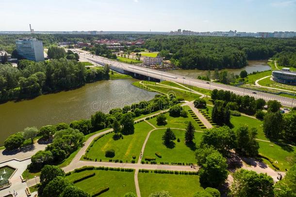 桥穿过<strong>大大</strong>地城市池塘和胜利公园采用泽勒诺格勒上游阻力