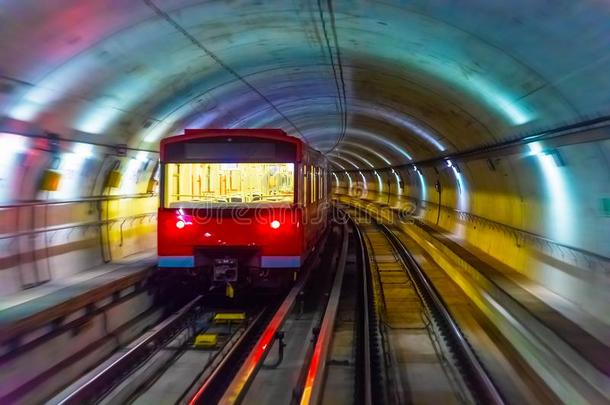 地下铁道火车采用地铁地下的隧道