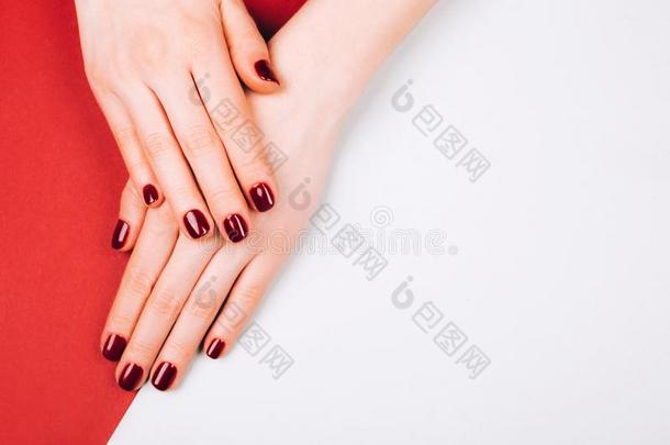 红色的美丽的修指甲