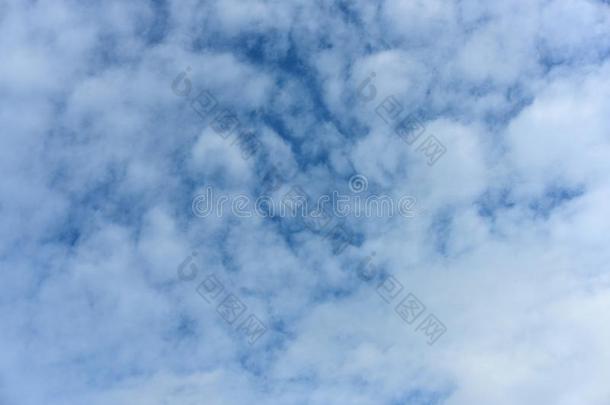 多云的天.指已提到的人天是（be的三单形式蓝色和白色的云