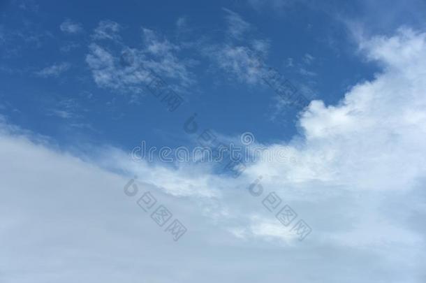 多云的天.指已提到的人天是（be的三单形式蓝色和白色的云