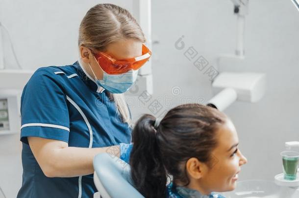 关在上面关于女人牙科医生放置向塑料制品apr向向微笑的令马停住的声音