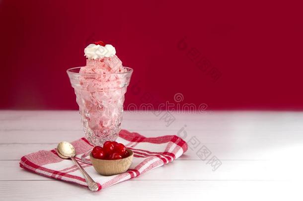 樱桃冰乳霜<strong>圣代</strong>冰淇淋和一樱桃向顶