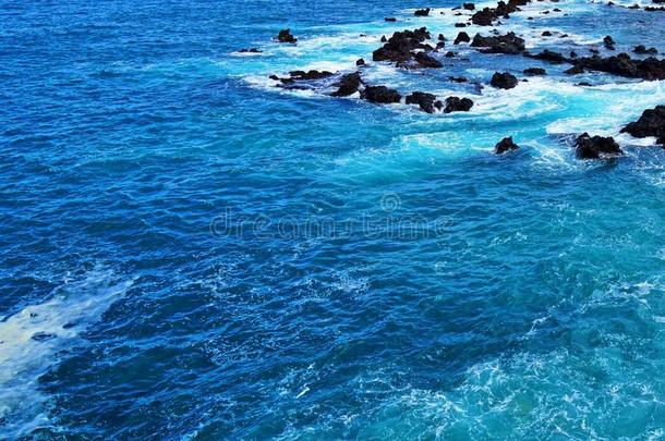 蓝色洋水,和岩石礁采用背景,特内里费岛