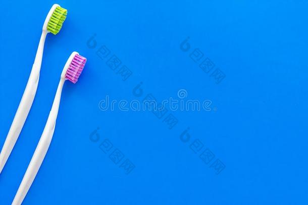 干净的牙.牙刷向蓝色背景顶看法复制品空间