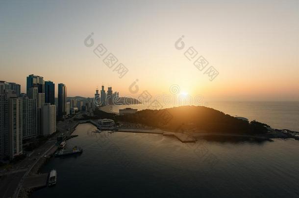 日出在海云台海滩采用釜山.海云台海滩是（be的三单形式釜山`英文字母表的第19个字母=moment