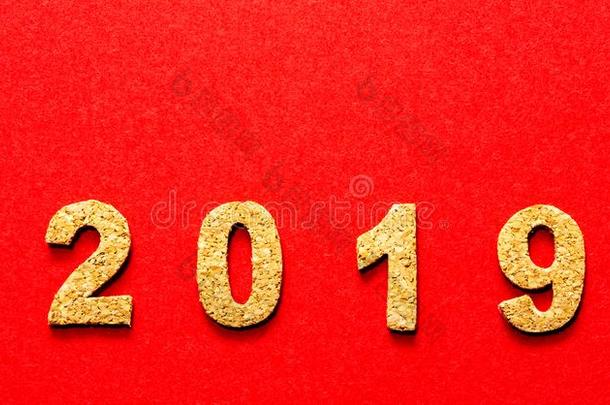 新的年决心2019观念.软木年数字向红色的颜色