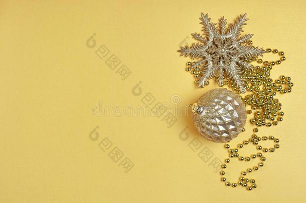 平的放置关于发光的金色的圣诞节树玩具和garl和关于有孔小珠