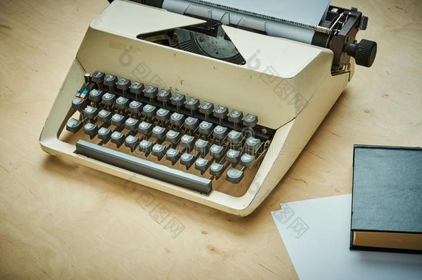 明亮的老的打字机和灰色调和一书
