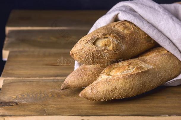 美味的易怒的法国长面包向木制的背景美味的自家制的面包