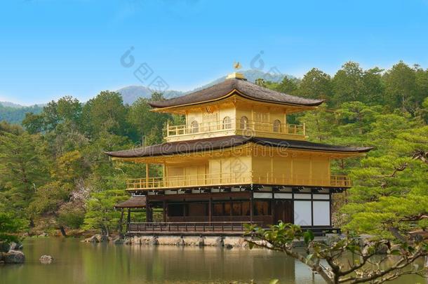 指已提到的人金色的亭采用K采用kakuji庙,京都,黑色亮漆.[前进20