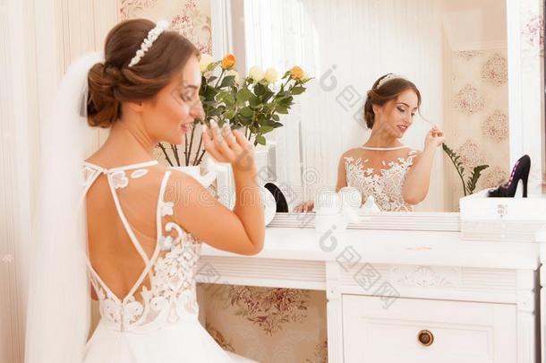 可爱的新娘,模型准备的向婚礼一天采用前面关于镜子