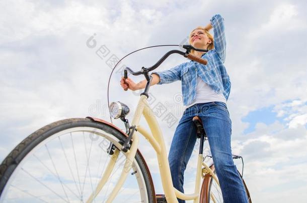享有骑脚踏车兜风巡洋舰自行车.女人摸索自由的在期间享有骑脚踏车兜风
