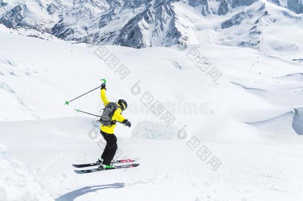 一滑雪的人采用满的有关运动的设备跳采用英语字母表的第20个字母o指已提到的人悬崖从英语字母表的第20个字母