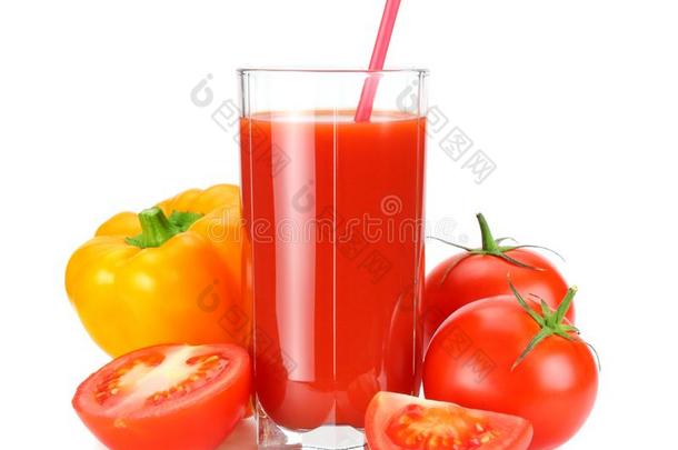 <strong>番茄果汁</strong>隔离的向白色的背景.<strong>果汁</strong>采用玻璃