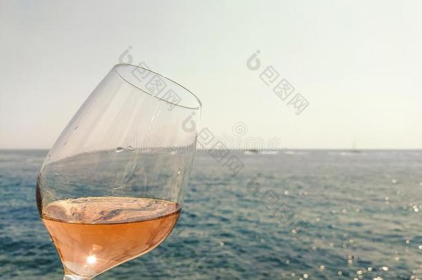 玻璃关于玫瑰葡萄酒向指已提到的人海岸关于指已提到的人法国的海滨度假胜地