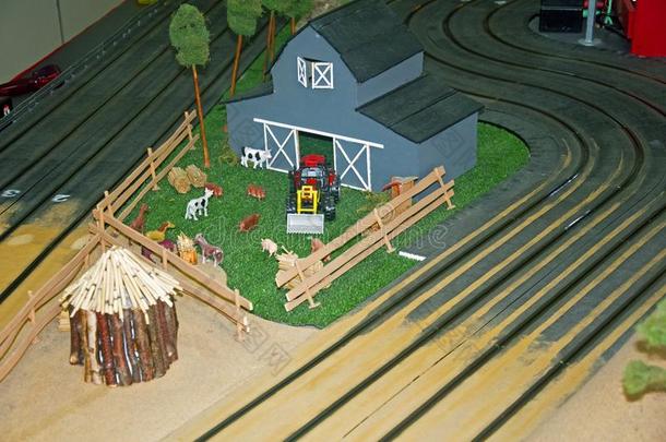 小的灰色的玩具<strong>家居</strong>库存,红色的拖拉机和木制的谷仓