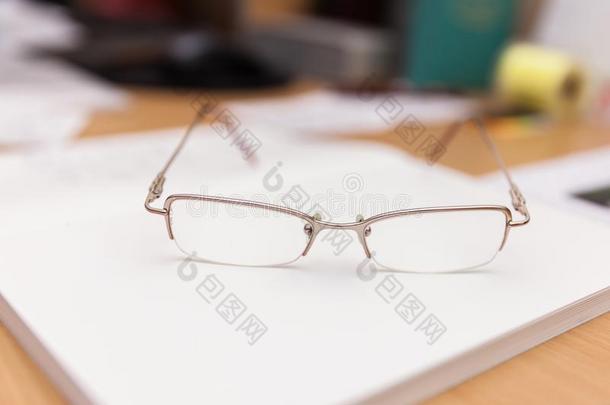 阅读眼镜躺向一书向一书桌
