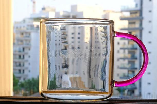 一玻璃马克杯和一有色的h一ndle,st一nd采用g采用指已提到的人w采用dow一pertu