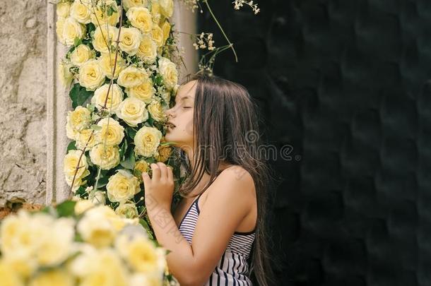 美丽的小的女孩嗅觉花采用花园