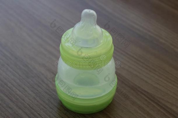 婴儿瓶子.婴儿瓶子向木材表.婴儿瓶子为水.