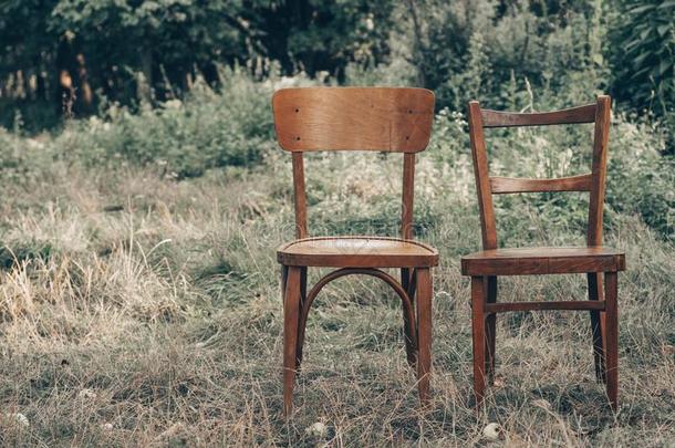 木制的椅子,木制的椅子孪生儿之一,一副老的木制的椅子在户外.