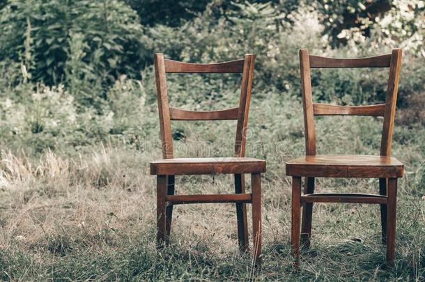 木制的椅子,木制的椅子孪生儿之一,一副老的木制的椅子在户外.