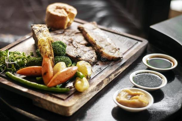 星期日烤牛肉传统的不列颠的餐放置向表