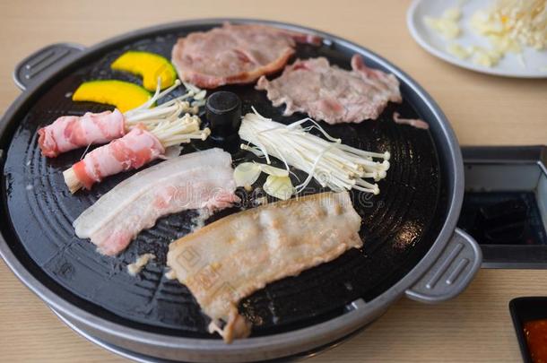 烤的朝鲜人barbecue吃烤烧肉的野餐采用饭店