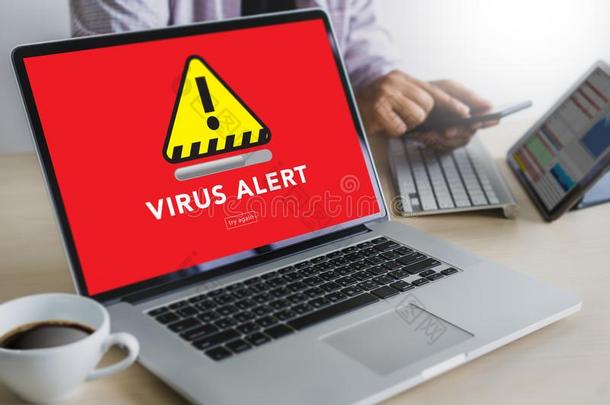 黑客保护观念男人工作的向便携式电脑病毒对检波一
