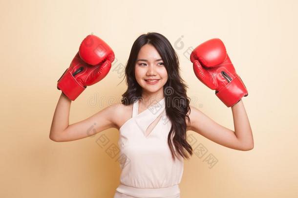 年幼的亚洲人女人和<strong>红色</strong>的<strong>拳击拳击</strong>手套.