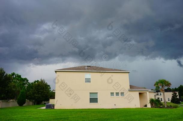 房屋和雷电交加的暴风雨