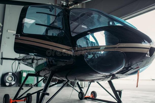 小的直升机采用飞机库,私有的airl采用e<strong>直升飞机</strong>