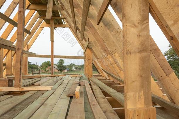 屋顶框架结构采用木材框架家在下面建筑物
