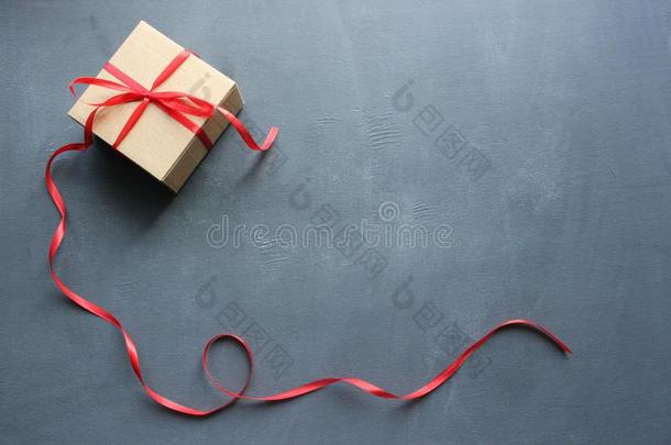 牛皮纸赠品盒和红色的带隔离的向textu红色的黑的文塔格