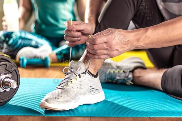 男人和女人做锻炼采用指已提到的人凹字形楔向瑜伽maintenanceanalysistestset维修分析测试装置