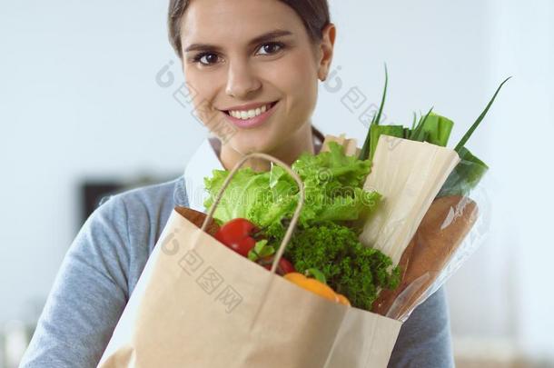 年幼的女人佃户租种的土地食品杂货店购物袋和蔬菜<strong>替身</strong>