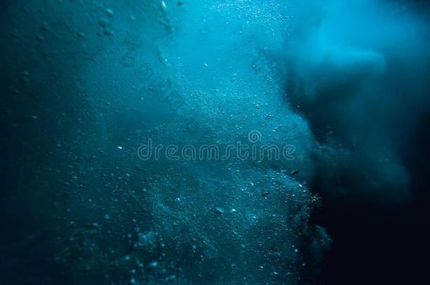 波浪在水中的和天空泡.蓝色海采用在水中的