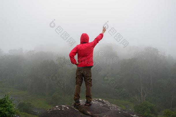 旅行支票男人凸起的手起立向悬崖山冒险<strong>活动</strong>