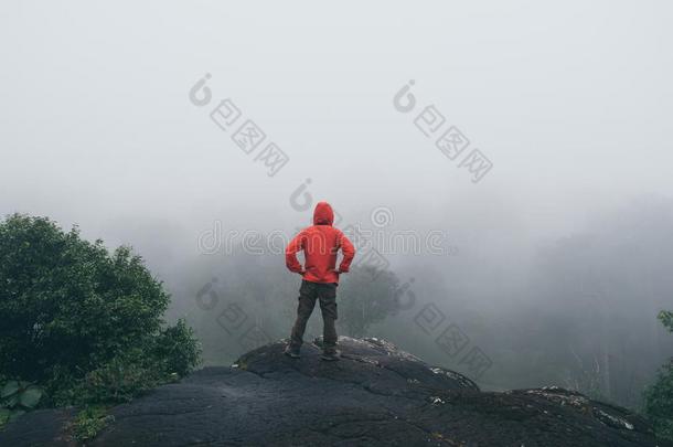 旅行支票男人凸起的手起立向悬崖山冒险<strong>活动</strong>