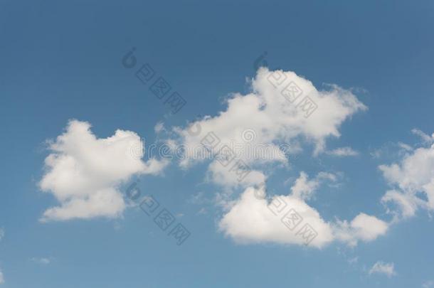 蓝色天和组关于白色的云同样地壁纸或背景.