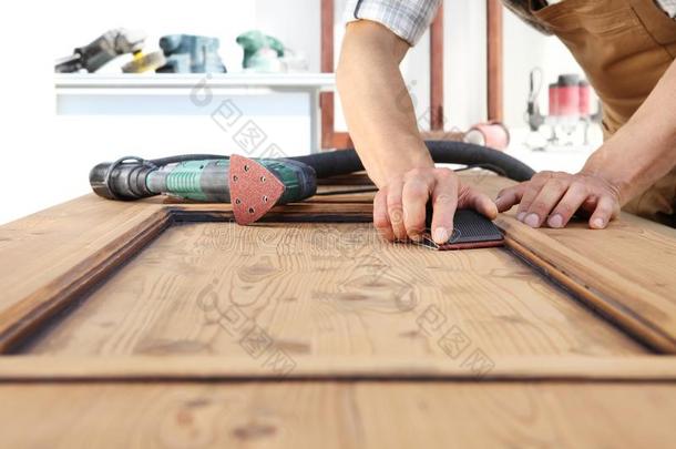 Carpenterr手使工作指已提到的人木材和砂纸和s和er